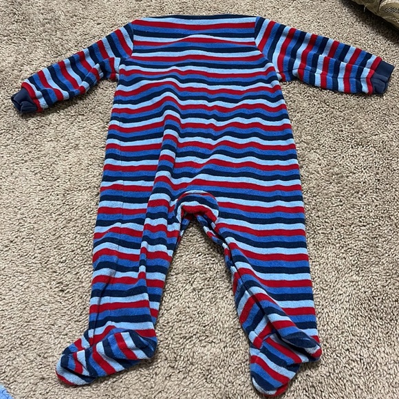 Carter’s boys infant pajamas ~ size 9 months - Picture 2 of 2